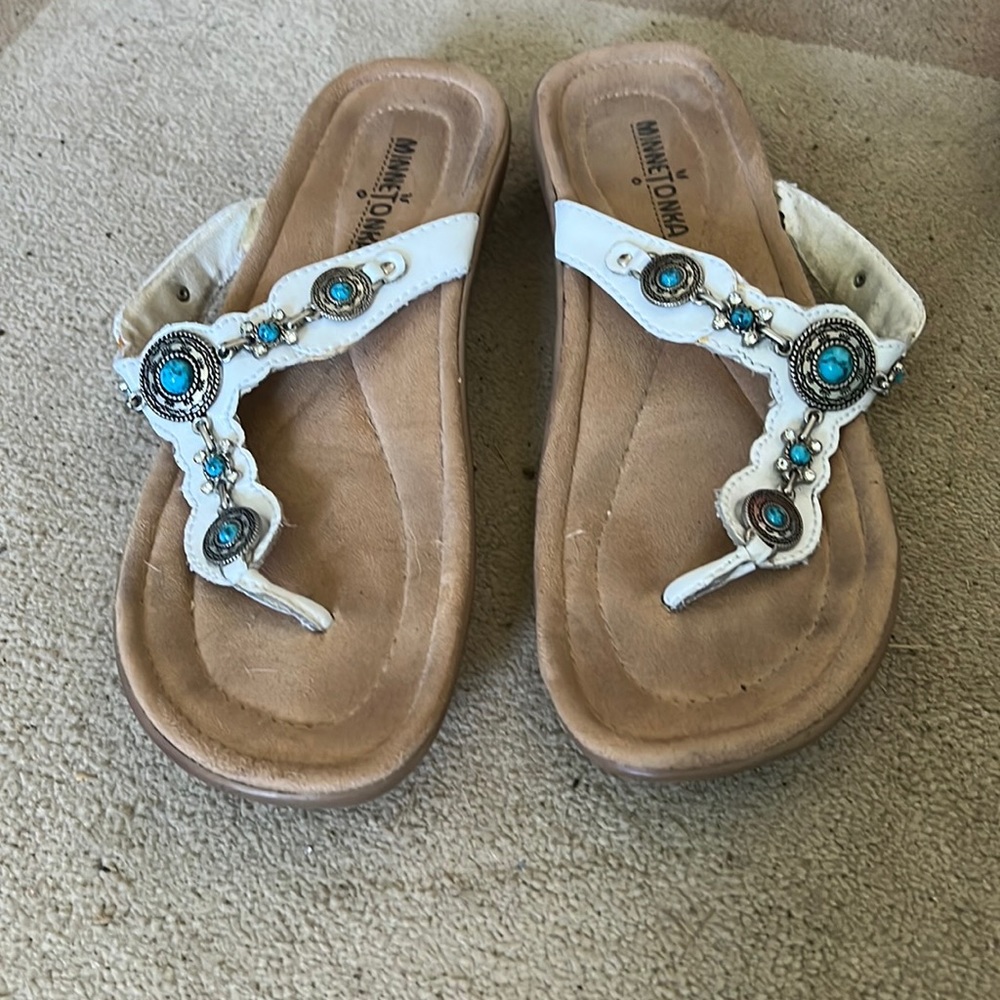 Minnetonka size 8 sandals leather turquoise